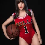 Lulali Sex Doll 161 cm IronTech en tenue sportive rouge tenant un ballon de basket.