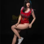 Lulali Sex Doll 161 cm IronTech assise sur tabouret, maillot rouge, basket au sol.