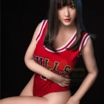 Lulali Sex Doll 161 cm IronTech en tenue sportive rouge, assise, fond noir.