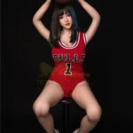 Poupée Lulali 161 cm IronTech en tenue sportive, posant avec un ballon de basket.