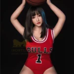Lulali Sex Doll 161 cm IronTech Doll TPE en maillot rouge tenant un ballon de basket.