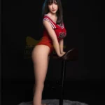 Lulali Sex Doll 161 cm IronTech Doll TPE en maillot rouge, appuyée sur un tabouret.