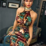 Lulika Sex Doll 164 cm IronTech en robe colorée, posée debout près d'une chaise.