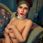 Lulika Sex Doll 164 cm assise sur canapé fleuri, pose décontractée, détails réalistes.