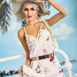 Lullia Valentina Sex Doll posant en robe d'été blanche, chapeau, fond tropical.