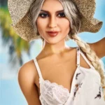 Lullia Valentina Sex Doll 165 cm en robe légère, chapeau de paille, pose en extérieur.