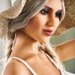 Lullia Valentina Sex Doll 165 cm en chapeau de paille, tresse et lingerie blanche.