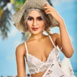 Lullia Valentina Sex Doll 165 cm en robe légère, chapeau de paille, fond tropical.