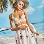 Lullia Valentina Sex Doll 165 cm en jupe fleurie, chapeau de paille, pose plage.