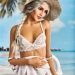 Lullia Valentina Sex Doll 165 cm en tenue estivale, chapeau de paille, plage en arrière-plan.