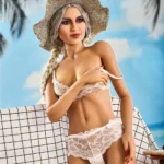 Lullia Valentina Sex Doll 165 cm en lingerie blanche, chapeau de paille, fond tropical.