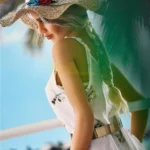 Lullia Valentina Sex Doll 165 cm en robe florale, chapeau de paille, pose extérieure.