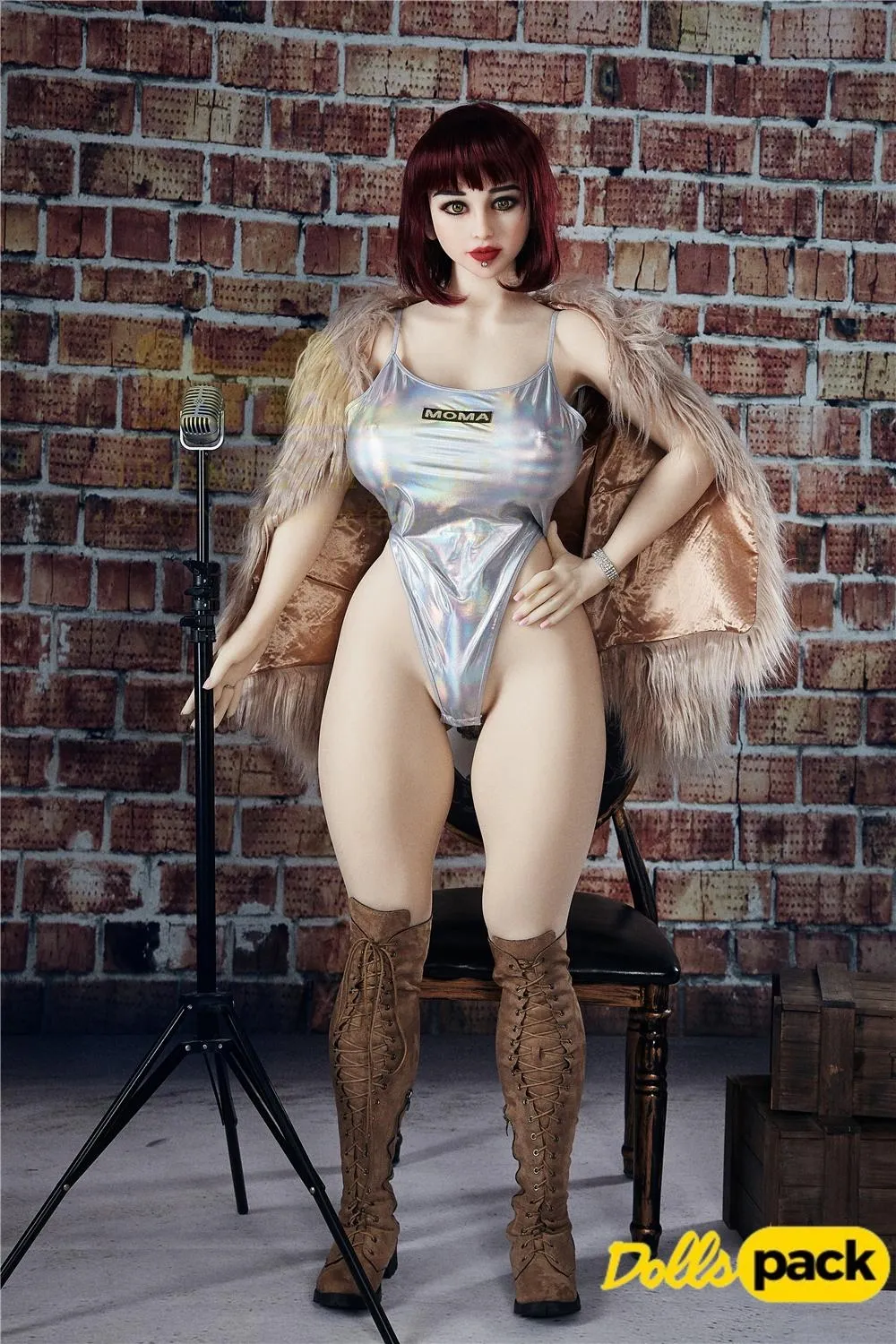 Luluca Sex Doll 158 cm IronTech en body argenté, manteau fourrure, debout près d'un micro.