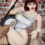Luluca Sex Doll 158 cm en tenue argentée, posant avec micro devant mur de briques.