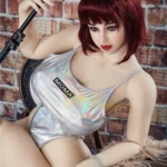Luluca Sex Doll 158 cm IronTech en body argenté, assise avec micro, fond mur de briques.