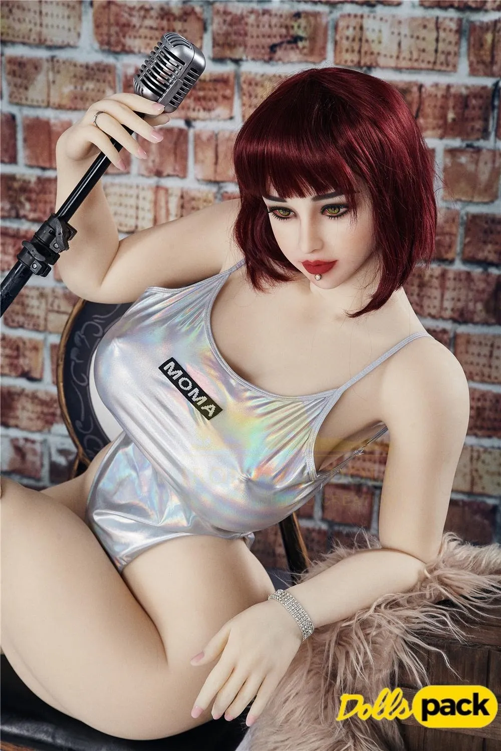 Luluca Sex Doll 158 cm IronTech en body argenté, assise avec micro, fond mur de briques.