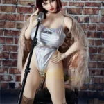 Luluca Sex Doll 158 cm IronTech posée avec micro, tenue argentée et manteau à franges.