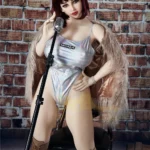 Luluca Sex Doll 158 cm IronTech en tenue argentée, micro à la main, fond mur de briques.