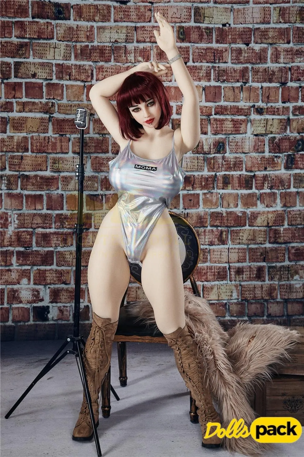 Poupée Luluca Sex Doll 158 cm en tenue argentée, pose dynamique devant mur en briques.