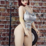 Luluca Sex Doll 158 cm IronTech en maillot argenté, pose debout près d'un micro rétro.