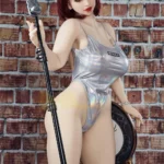 Luluca Sex Doll 158 cm IronTech Doll en body argenté, posant avec micro vintage.