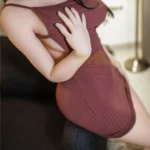 Luluca Sex Doll 161 cm IronTech Doll TPE en robe moulante marron, assise élégamment.