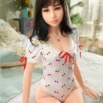 Luludoll Sex Doll TPE dans un joli body paraît bien sage.