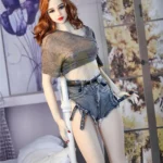 Poupée Luluella 168 cm IronTech Doll TPE debout, cheveux roux, short en jean, intérieur lumineux.