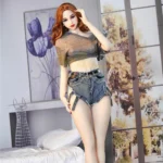 Luluella Sex Doll 168 cm IronTech Doll TPE debout en short en jean et top transparent.