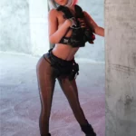 Lovely Luluna Sex Doll 167 cm IronTech en tenue militaire, pose debout contre un mur.