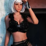 Lovely Luluna Sex Doll 167 cm IronTech en tenue militaire, posant contre un mur.