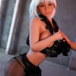 Lovely Luluna Sex Doll 167 cm en pose dynamique, cheveux argentés, tenue militaire.