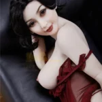 Luluva Sex Doll 160 cm IronTech Doll TPE allongée, robe rouge, cheveux noirs.