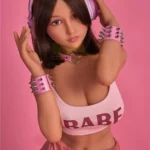 Lumabelle Sex Doll 153 cm IronTech Doll TPE posée avec casque rose et bracelet clouté.