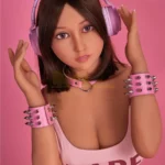 Lumabelle Sex Doll 153 cm IronTech Doll TPE en tenue rose, écouteurs et accessoires cloutés.