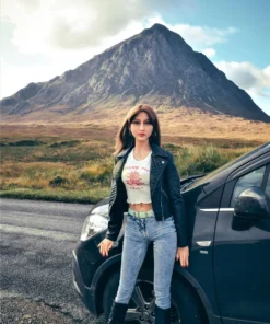 Lumelia Sex Doll debout, près d'une voiture au bord de la route.
