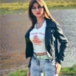 Lumelia Sex Doll 165 cm IronTech, debout en extérieur, veste cuir noir, jeans délavé.