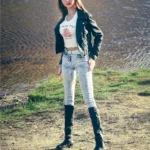 Lumelia Sex Doll 165 cm IronTech Doll TPE debout en extérieur, portant veste et jeans.