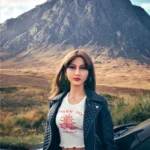 Lumelia Sex Doll 165 cm IronTech Doll TPE en tenue décontractée devant un paysage montagneux.