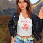 Lumelia Sex Doll 165 cm IronTech en veste noire, jean bleu, posée devant des montagnes.