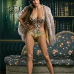 Lumelle Sex Doll 159 cm IronTech Doll TPE en maillot léopard, pose debout élégante devant canapé.