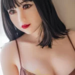 Lumielle Sex Doll 159 cm IronTech Doll TPE en robe marron, cheveux noirs, maquillage soigné.