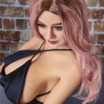Lumielle Sex Doll 163 cm IronTech, cheveux roses, robe noire, pose assise élégante.