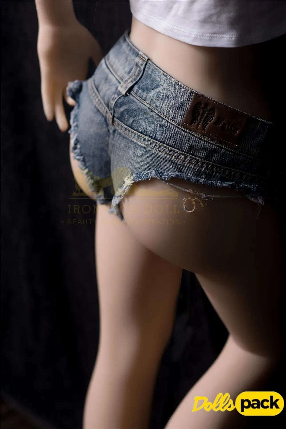 Lumiera Sex Doll 157cm IronTech en short en jean, vue arrière détaillée sur fond sombre.