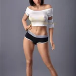 Lumière Sex Doll 159 cm IronTech Doll TPE debout, cheveux courts, tenue sportive.