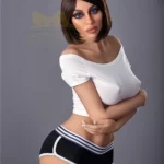 Lumière Sex Doll 159 cm IronTech Doll TPE, pose debout, cheveux bruns, top blanc, short noir.