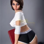 Lumière Sex Doll 159 cm IronTech Doll TPE, pose assise, vêtement sportif, regard intense.