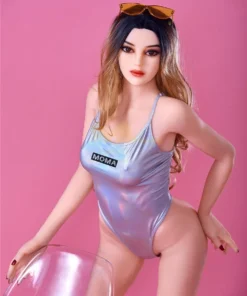 Lumiya Sex Doll 165 cm IronTech en maillot irisé, pose assise, fond rose, lunettes sur tête.