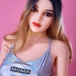 Lumiya Sex Doll 165 cm IronTech en maillot argenté, cheveux longs, fond rose.