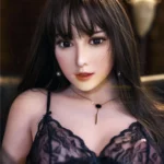Luna Sex Doll 163 cm IronTech en lingerie noire, vue rapprochée, cheveux longs bruns.